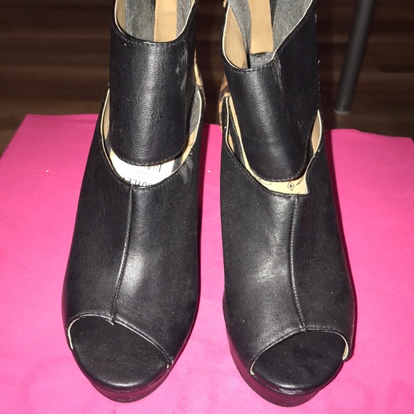 Black wedges with cheetah print accent - Picture 2 of 3